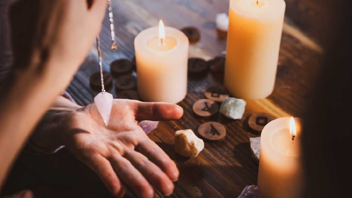 Radiesthésie : voici comment tenir un pendule divinatoire ?